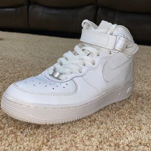 Nike AF1 Size 6Y. I’m a size 8 women’s and they fit me perfectly.